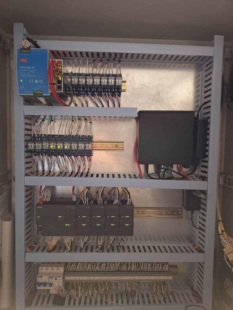 Control box for an altitude test system with PLC I/O modules, relays, a 24 V power supply and terminal rows in slotted trunking
